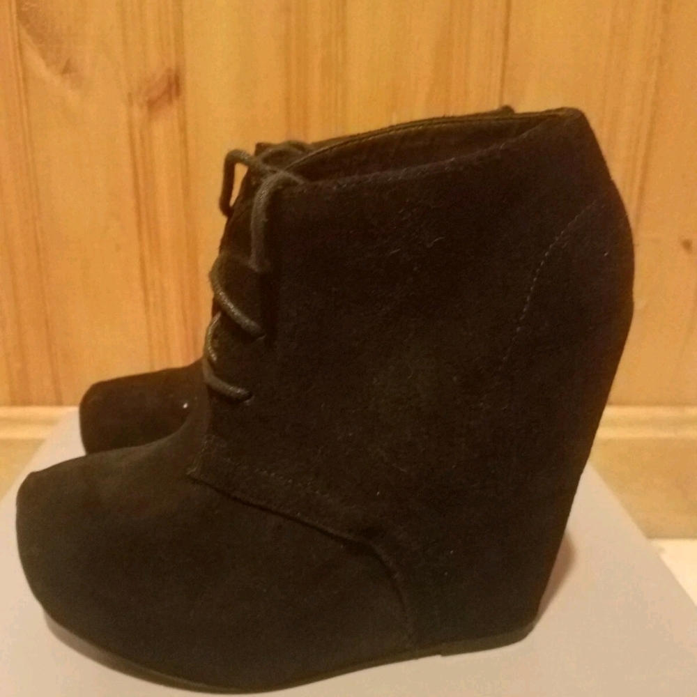 Bakers Black Suede Wedge Lace Up Booties 6.5M